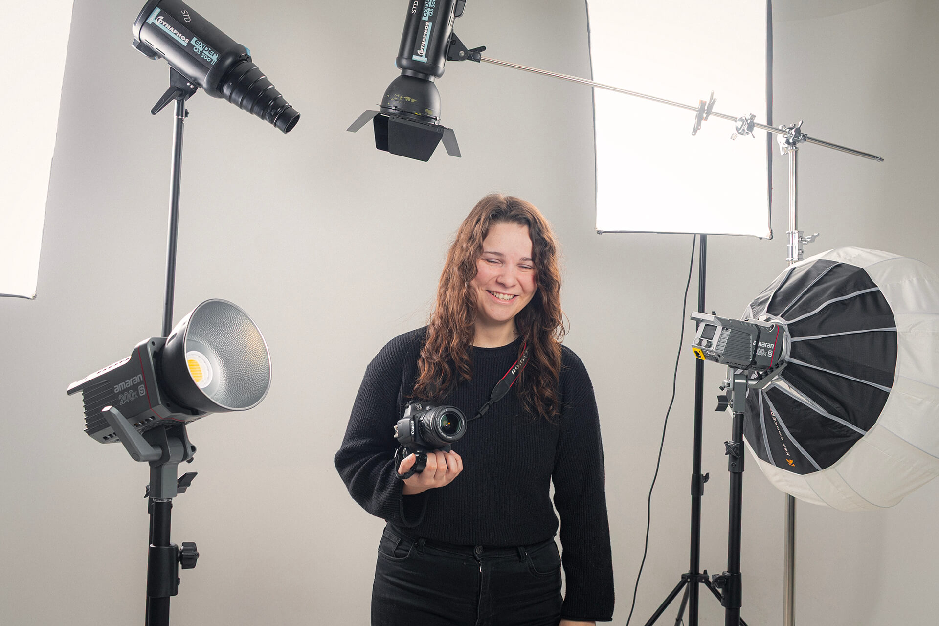 Ангела Ковачева работи на реален проект во Скала во рамки на академијата за фотографија