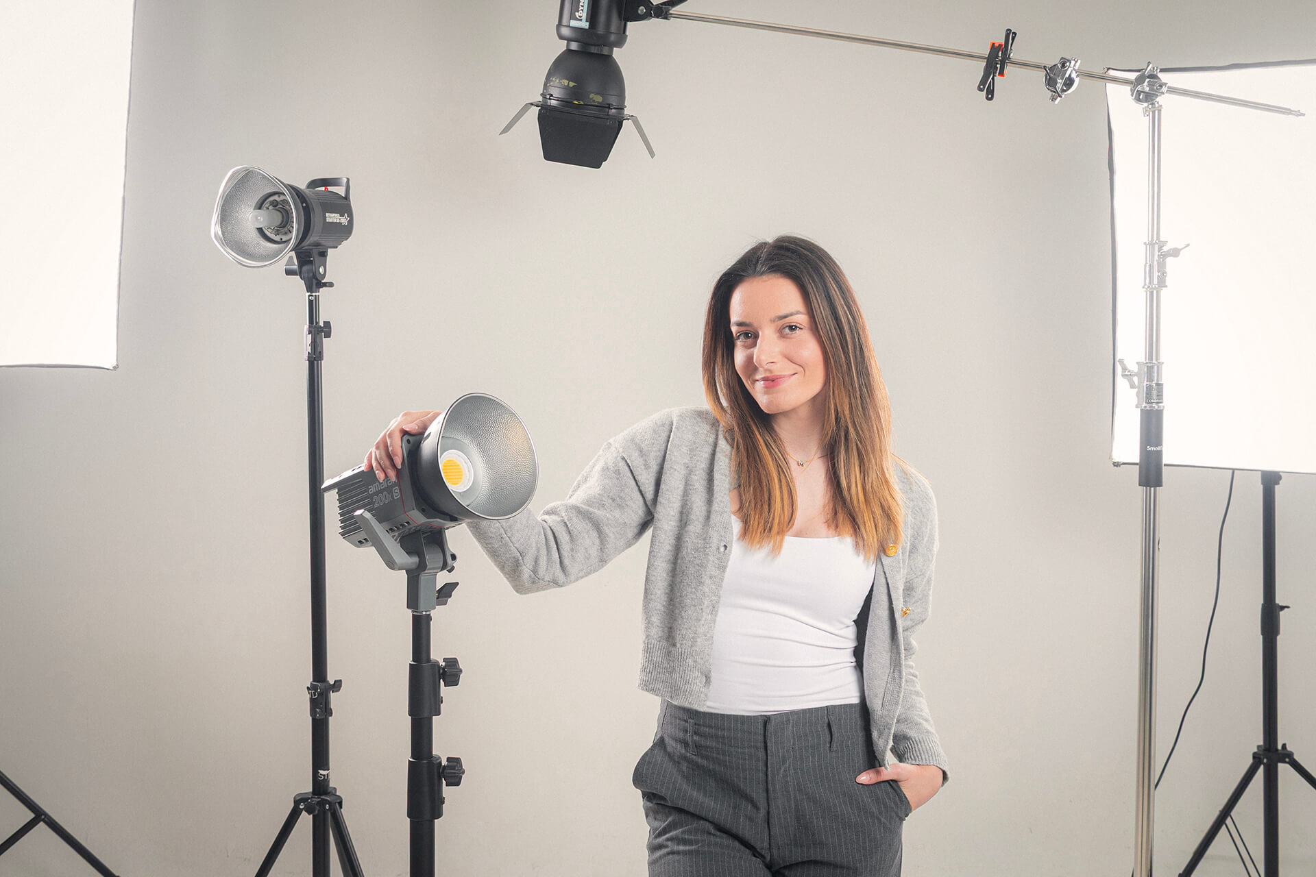 Маринела Блажеска работи на реален проект во Скала во рамки на академија за фотографија