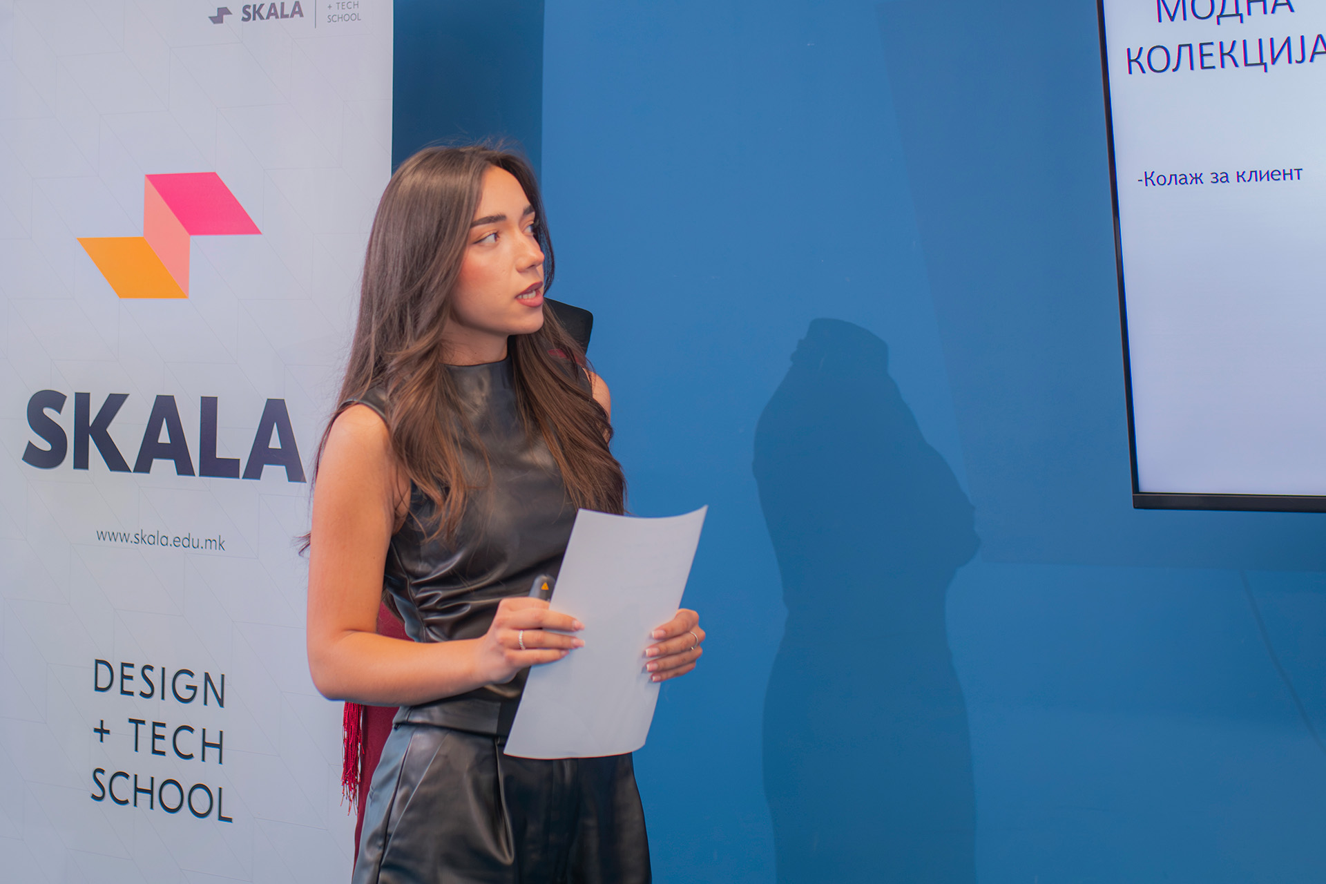 Студенти од Академијата за моден дизајн во Скала за време на презентација на финалните модни колекции