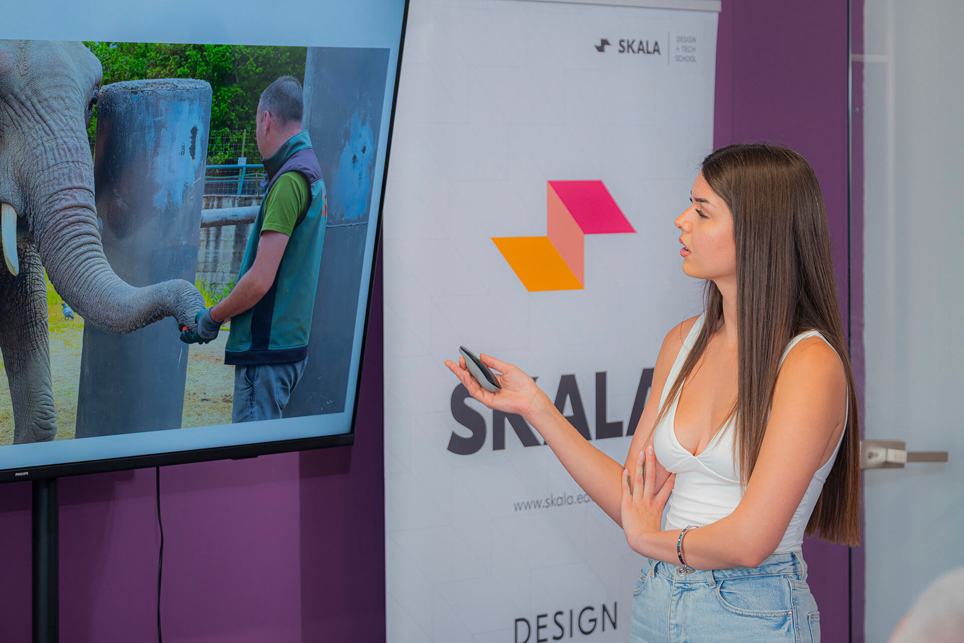 Студенти од Академиите за фотографија, видео и графички дизан во Скала за време на финалната испитна сесија